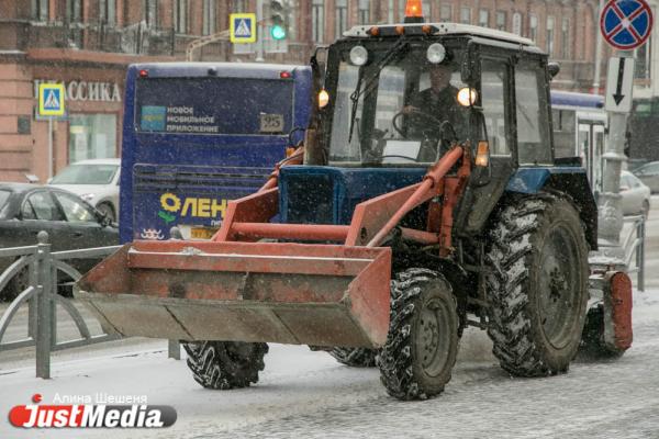 Более ста машин брошены на расчистку Екатеринбурга от снега. ФОТО - Фото 2