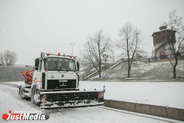 Более ста машин брошены на расчистку Екатеринбурга от снега. ФОТО - Фото 5