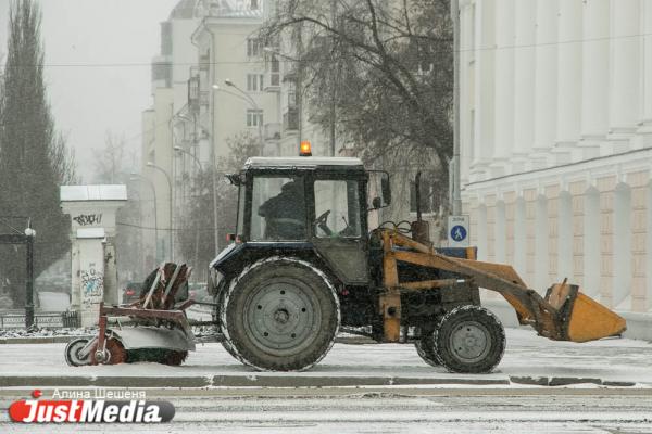 Более ста машин брошены на расчистку Екатеринбурга от снега. ФОТО - Фото 8