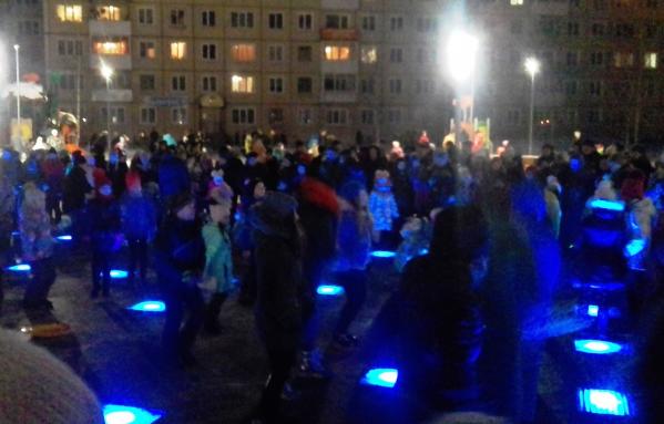 В Североуральске открыли сквер со скейт-парком и цветовым плоскостным фонтаном - Фото 4
