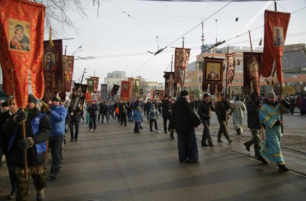 Восемь тысяч человек приняло участие в крестном ходе в праздник Казанской иконы Божией Матери  - Фото 5