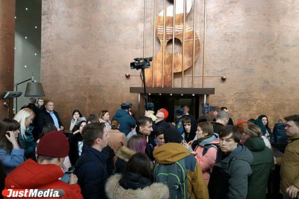 Из задымленного «Высоцкого» эвакуируют людей - Фото 3
