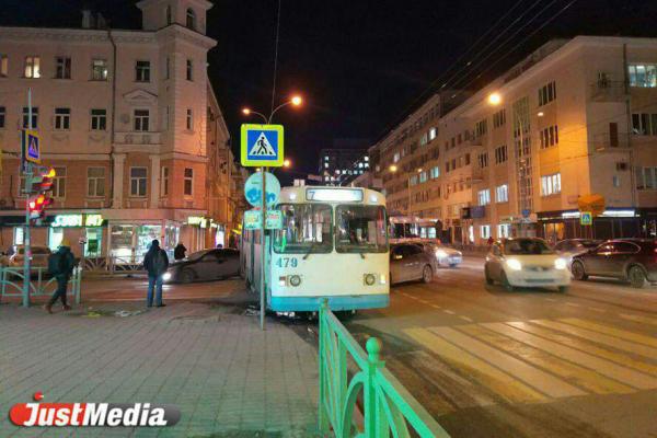 В центре Екатеринбурга троллейбус столкнулся с двумя легковушками - Фото 2