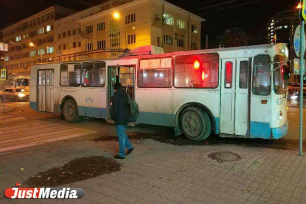 В центре Екатеринбурга троллейбус столкнулся с двумя легковушками - Фото 3