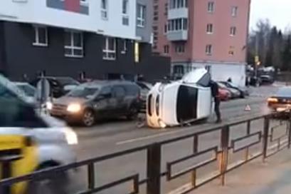 На ВИЗе Hyundai лег на бок - Фото 2