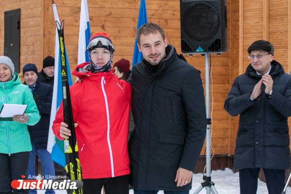 Шипулин подарил свои легендарные лыжи молодому спортсмену - Фото 6