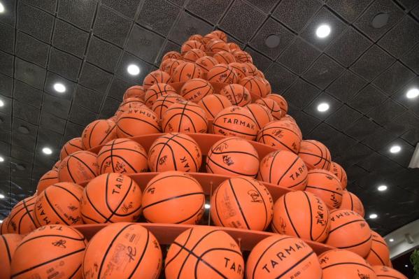 Баскетболистки БК УГМК поставили в «Гринвиче» новогоднюю елку из мячей - Фото 4