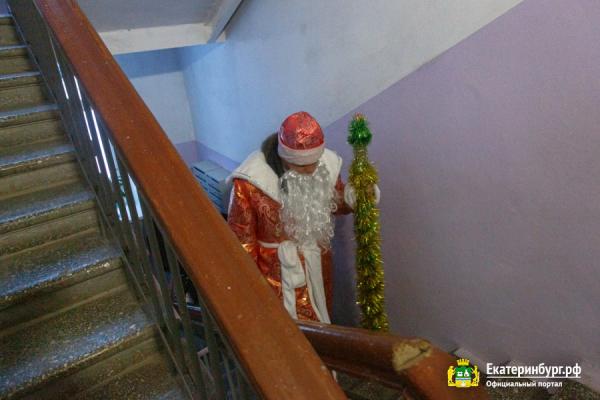 Высокинский переоделся в костюм Деда Мороза ради детей-инвалидов и пенсионеров. То же самое он заставил сделать своих замов и глав районов - Фото 10