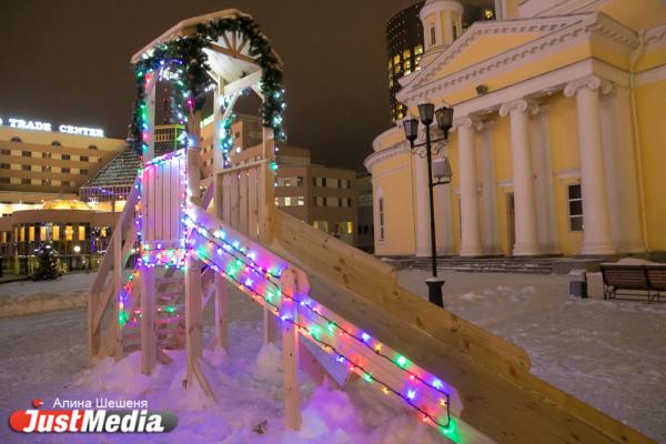 Рождественские шары и ангелы: Фонд святой Екатерины украсил город к Новому году - Фото 3