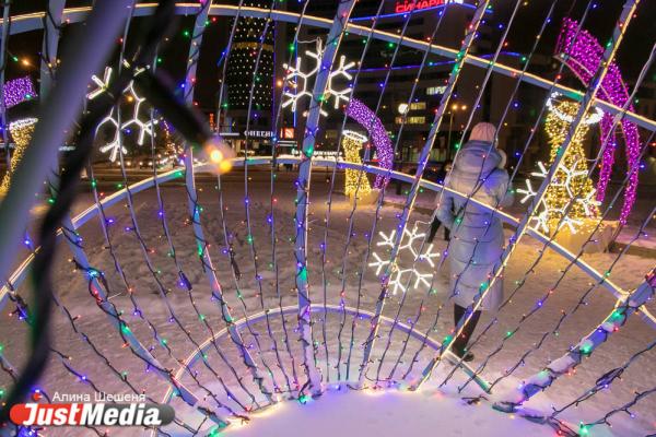 Рождественские шары и ангелы: Фонд святой Екатерины украсил город к Новому году - Фото 4