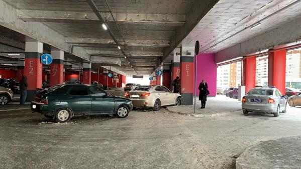На парковке ТЦ «Радуга парк» водитель-новичок ВАЗа впечатал Lexus в бетонную опору. Пострадал ребенок - Фото 2