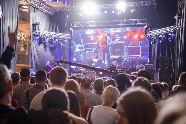 «Старый Новый Рок» в Екатеринбурге: музыкальный драйв, подарки и BABA YAGA - Фото 5