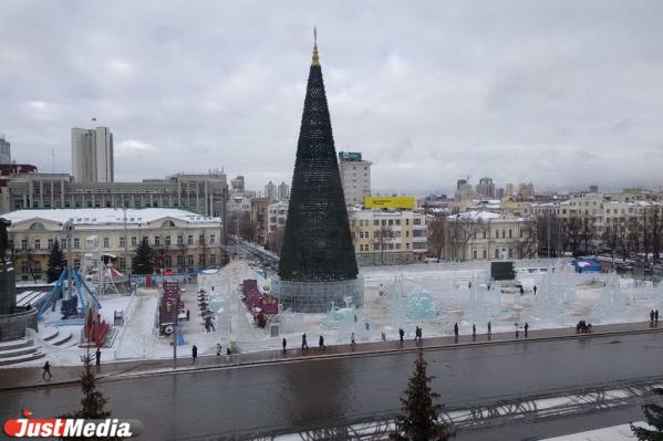 В Екатеринбурге до 18 января закрыли ледовый городок  - Фото 2