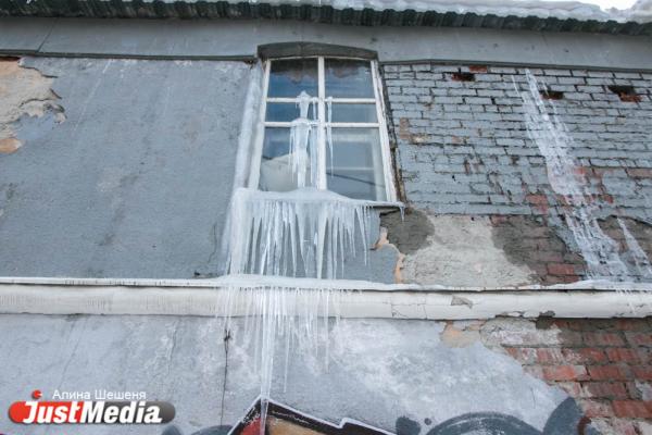 Осторожно, сосули! JustMedia.ru проверил, как коммунальщики чистят крыши - Фото 6