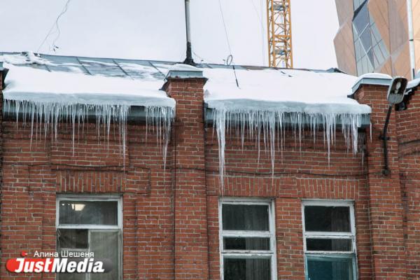 Осторожно, сосули! JustMedia.ru проверил, как коммунальщики чистят крыши - Фото 11