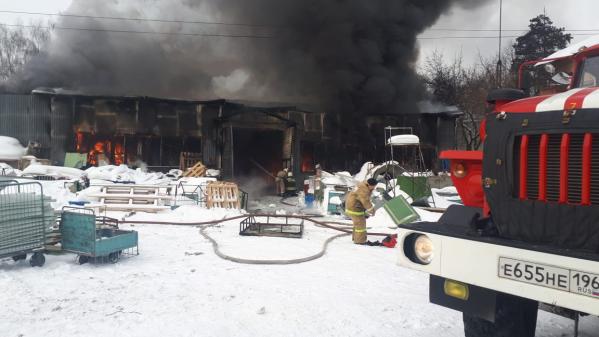 На Сортировке с огнем на складе с пластмассой борются 19 пожарных машин - Фото 3