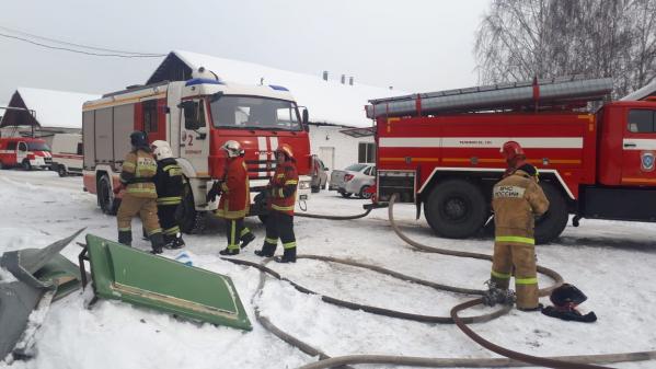 На Сортировке с огнем на складе с пластмассой борются 19 пожарных машин - Фото 4