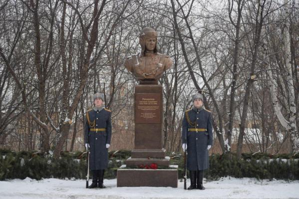 Тысячи свердловчан почтили память дважды героя Советского Союза Григория Речкалова - Фото 4