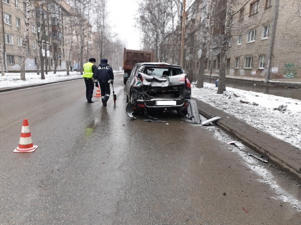 В Екатеринбурге в столкновении грузовика и легковушки пострадали двое детей  - Фото 3
