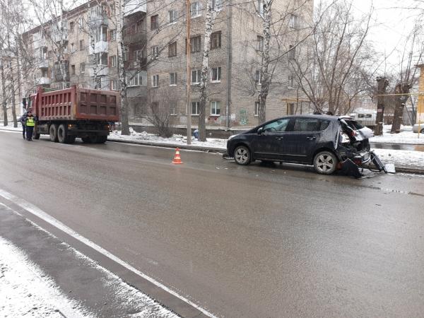 В Екатеринбурге в столкновении грузовика и легковушки пострадали двое детей  - Фото 4