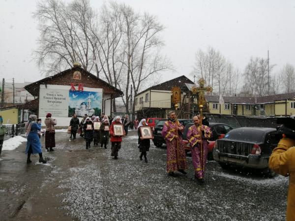 Екатеринбургские верующие попытались победить коронавирус крестным ходом и святой водой - Фото 2