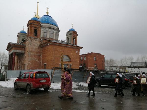 Екатеринбургские верующие попытались победить коронавирус крестным ходом и святой водой - Фото 3