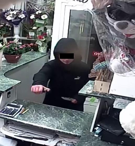 В Екатеринбурге 17-летний парень с ножом в руках совершил налет на цветочный магазин  - Фото 2