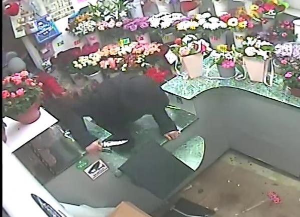 В Екатеринбурге 17-летний парень с ножом в руках совершил налет на цветочный магазин  - Фото 4