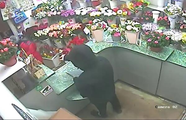 В Екатеринбурге 17-летний парень с ножом в руках совершил налет на цветочный магазин  - Фото 3