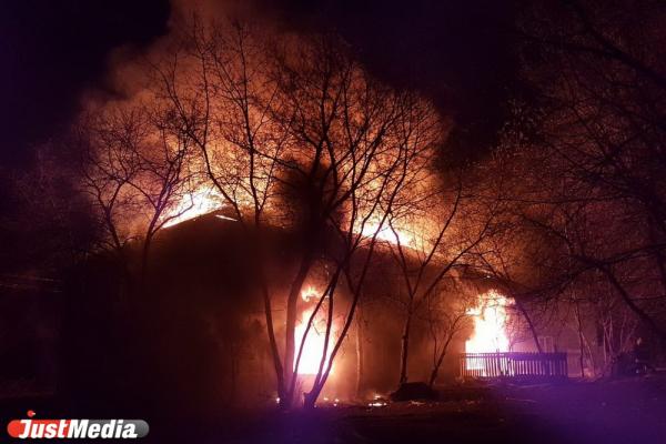 На Эльмаше сгорел еще один барак. ФОТО - Фото 2