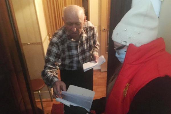 «Ей - 80, сестре - 88 лет. Обе не выходят из дома, а соцработники не заглядывают». Как волонтеры, помогают пожилым людям во время пандемии коронавируса - Фото 11