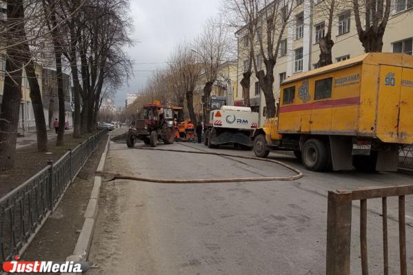 В Екатеринбурге начали устранять коммунальное ЧП в переулке Красный, из-за которого перекрыли дорогу - Фото 3