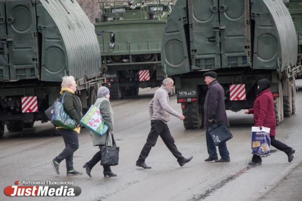 В Екатеринбурге прошла первая репетиция парада Победы. ФОТО - Фото 16