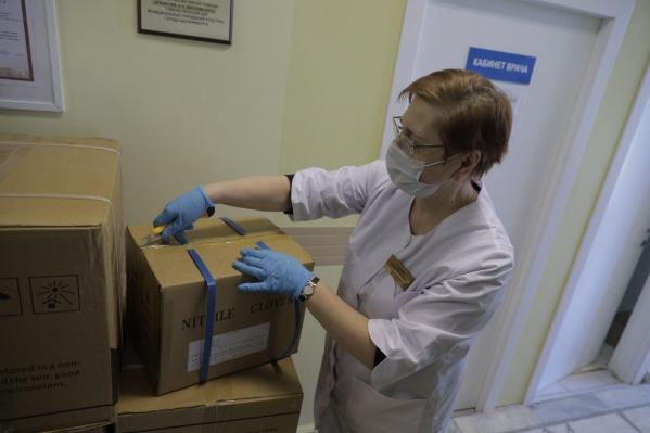 В свердловские больницы продолжает поступать гуманитарный груз от РМК и фонда святой Екатерины - Фото 4