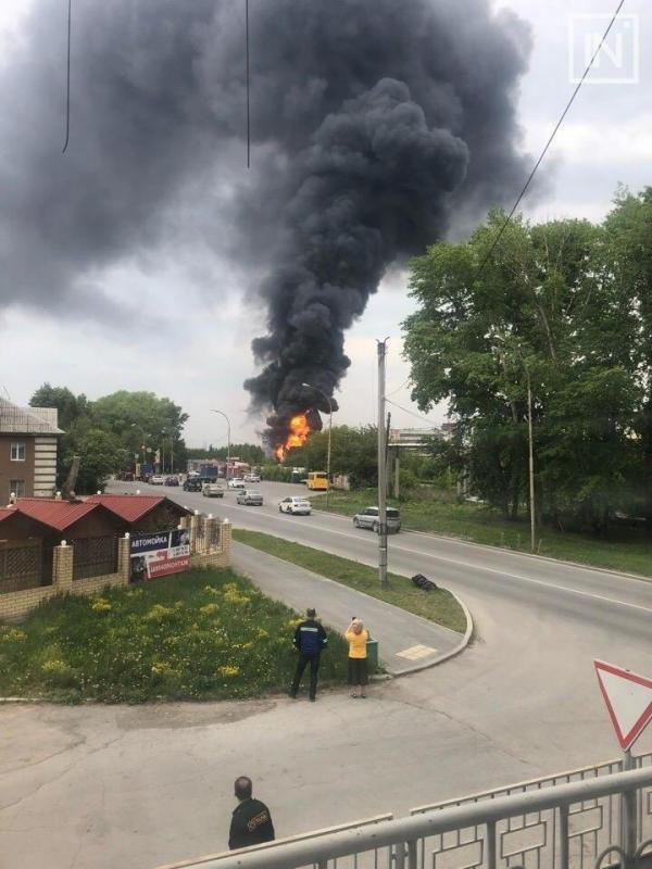 В Екатеринбурге горит кирпичный завод - Фото 3