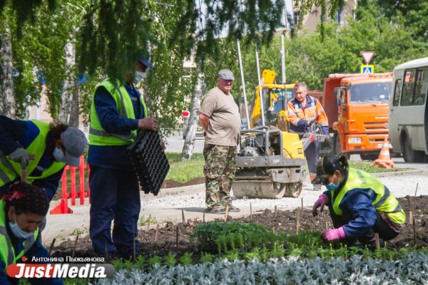 Городские службы начали украшать Екатеринбург цветами - Фото 7