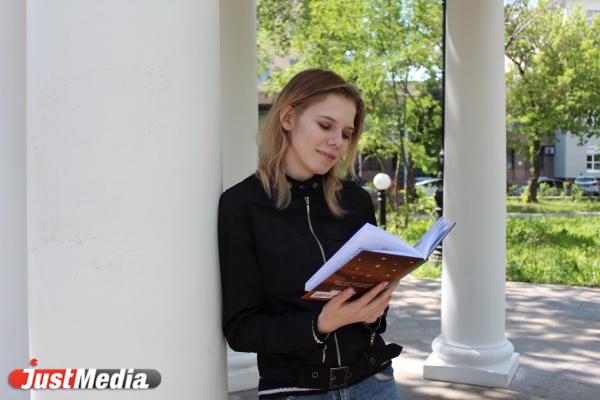Кристина Уварова, выпускница: «Так приятно выйти в парк с книжкой и почитать ее под умиротворяющие звуки природы». В Екатеринбурге +15 градусов - Фото 6