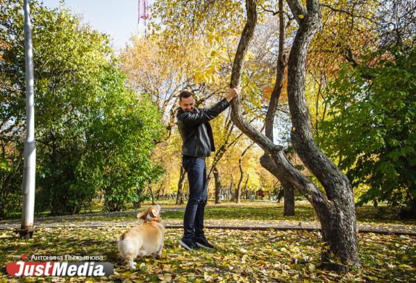 Радиоведущий Сега Скворцов и его Лосось: «Осенью на улицу я беру с собой шапку, шарф, свитер или собаку. Она теплая, и от нее всегда хорошо». В столице Урала +14 - Фото 3