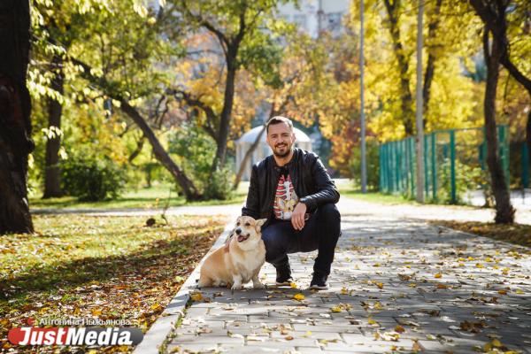 Радиоведущий Сега Скворцов и его Лосось: «Осенью на улицу я беру с собой шапку, шарф, свитер или собаку. Она теплая, и от нее всегда хорошо». В столице Урала +14 - Фото 5