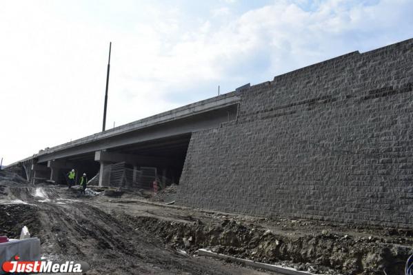 Жители Екатеринбурга не могут дождаться отремонтированных мостов и эстакад. Репортаж со строительных площадок - Фото 7