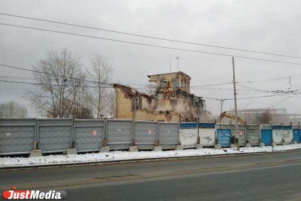 В Екатеринбурге сносят здание бывшего аэропорта «Уктус» - Фото 2