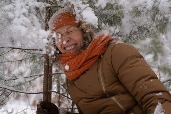 Ульяна Юсупова, автор городской афиши: «Погода такая, что нужно брать термос и дуть в зимний сказочный лес» В Екатеринбурге -6 градусов - Фото 3