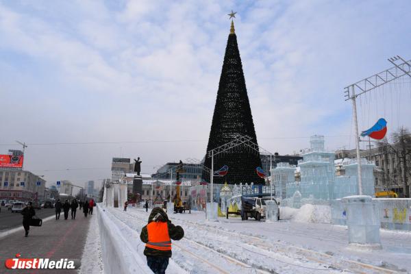 В Екатеринбурге начался разбор главного ледового городка - Фото 10