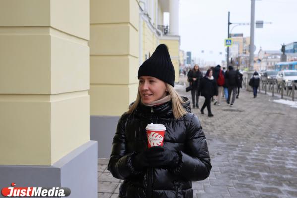 Юлия Партилова, управляющая кафе: «В ветреную погоду помогает согреться вкусный кофе» В Екатеринбурге -1 градус - Фото 4