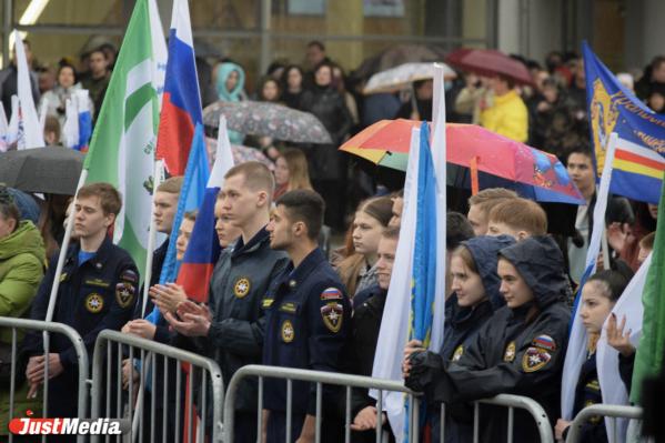 В Екатеринбурге прошел митинг-концерт в поддержку добровольцев собирающих гуманитарную помощь для жителей Донбасса - Фото 2