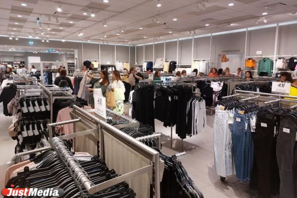 Открытый на финальную распродажу H&M парализовал «Мегу» огромной очередью - Фото 2