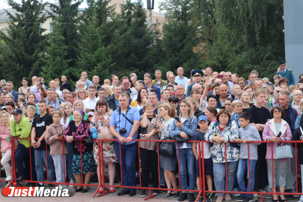 В Екатеринбург прибыл министр МЧС РФ Александр Куренков. ФОТО - Фото 5