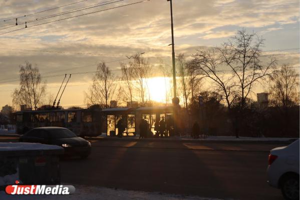 «Зима в городе особенно прекрасна в момент рассвета и заката». В Екатеринбурге -8 градусов - Фото 2