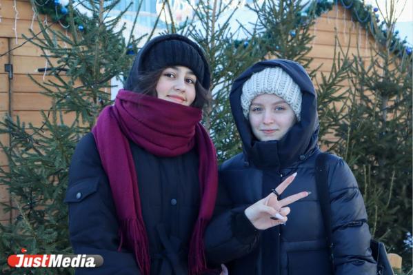 Чинигул Ёрбекова и Елизавета Конева, студентки: «Зимой можно почувствовать себя детьми». В Екатеринбурге -8 градусов - Фото 3