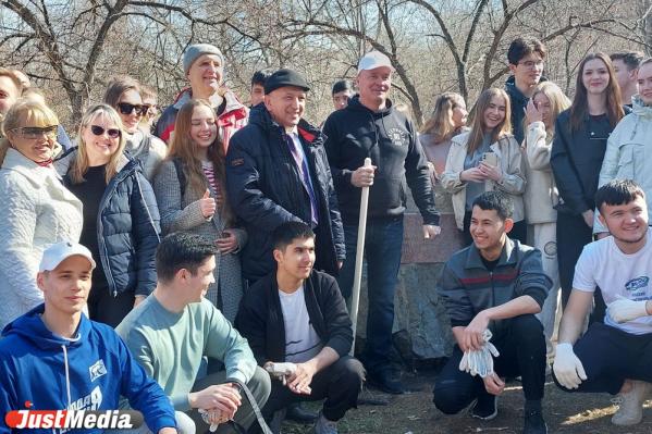 Алексей Орлов вышел на экологический субботник в парке УрГУПС - Фото 2